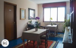 罗马内部8号住宿加早餐旅馆的一间设有两张桌子和窗户的用餐室
