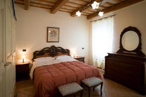 Santa Vittoria in MatenanoB&B Antica Fonte del Latte的一间卧室配有一张带镜子和梳妆台的床