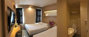 新加坡Robertson Quay Hotel的小型浴室设有两张床和盥洗盆