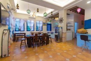 花莲市希腊仙境民宿的厨房以及带桌椅的用餐室。