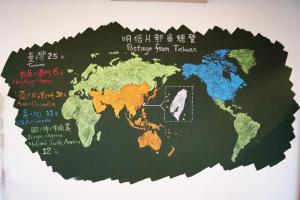 高雄旅聚居青年旅舍的一张世界地图,上面写着