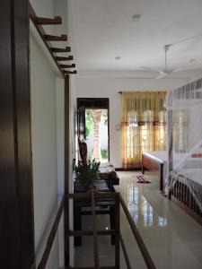 马特勒Seadina Coral Home的一间带楼梯的客厅和一间卧室
