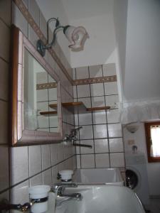 蒙泰斯佩尔托利尼多迪洛耐公寓的一间带水槽和镜子的浴室