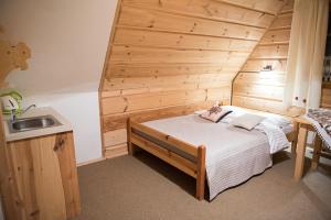 考斯赛力克Willa Jedlicka的一间卧室配有一张木墙床