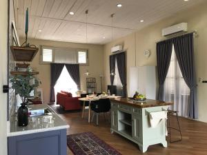 三宝垄Spiegel Home Studio的厨房以及带沙发和桌子的客厅。