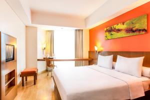三宝垄色玛拉昂斯旁利马宜必思酒店的配有一张床和一张书桌的酒店客房