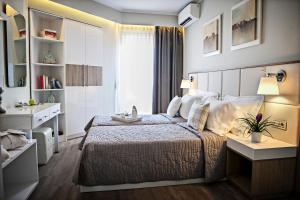 尼欧波洛伊奥运之星海滩公寓式酒店的一间小卧室,配有床和窗户