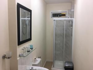 卡迪夫ML旅馆的带淋浴和盥洗盆的浴室