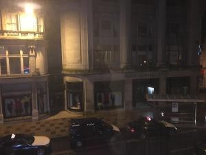 卡迪夫ML旅馆的两辆汽车晚上停在大楼前