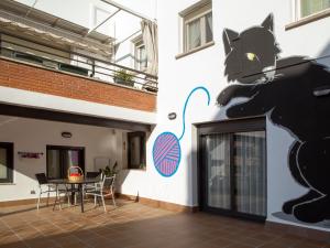 维拉弗兰卡宾纳戴斯卡尔内格里公寓的一座建筑的侧面上挂着一只猫的壁画