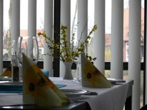 莫里茨堡莫里茨堡乡间别墅酒店的一张桌子上放着白色桌布和鲜花