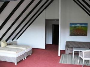 莫里茨堡莫里茨堡乡间别墅酒店的卧室配有一张床和一张桌子及椅子