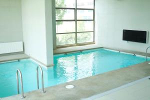 圣地亚哥Loica Suites的一个带大窗户的房间内的游泳池