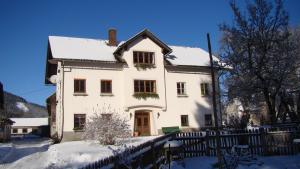 LassingBauernhof Plachl的白房子,地面上积雪