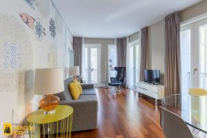 波尔图Cardosas Story Apartments by Porto City Hosts的带沙发和电视的客厅