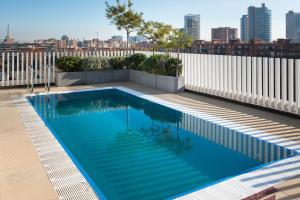 巴塞罗那万基比特酒店的建筑物屋顶上的游泳池