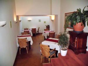维斯洛赫弗雷霍夫旅馆的一间配备有桌椅的用餐室和植物