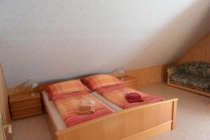 陶普利茨Ferienwohnung Pöreiterhof的一间卧室,配有一张带两个袋子的床