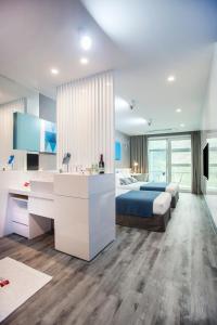 西归浦市城山合作城市酒店的一间卧室配有一张床、一张桌子和一个水槽