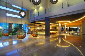 登巴萨巴厘岛B Spa酒店的大楼的大堂,地板上有几个球
