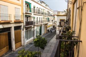 科尔多瓦San Pablo Rooms的城市中一条小巷,有建筑