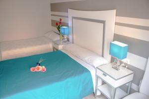 科尔多瓦San Pablo Rooms的卧室的模型,配有两张床