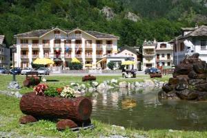 UsseglioHotel Grand Usseglio的水体的度假村酒店