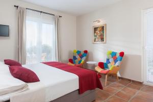 图彻皮Villa Lucia的一间卧室配有一张床和两把椅子