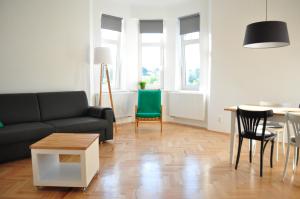 布拉格Central-Modern-Apartment的客厅配有沙发和桌子
