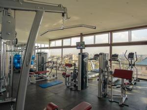 内罗毕钻石广场公寓式酒店的享有城市美景,设有带有氧器材的健身房