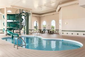 Winkler温克勒温德姆戴斯酒店的一座带螺旋楼梯的酒店游泳池