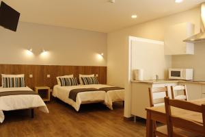 佩尼契康锁拉考佩德拉马旅馆的酒店客房带两张床和厨房