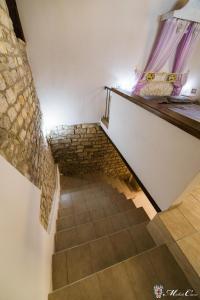 斯波莱托Appartamento di Lucrezia的石墙房子的楼梯