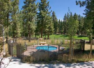 老猛犸湖Cabins 13的院子中游泳池周围的围栏