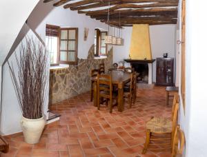 普里埃格·德·科尔多巴卡萨乡间赞布拉酒店的一间带桌子和壁炉的用餐室