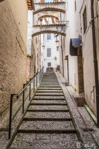 斯波莱托Appartamento di Lucrezia的老城区的一条小巷,设有石阶