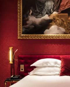 埃菲尔小卢浮宫酒店客房内的一张或多张床位