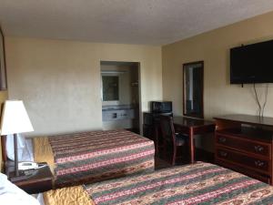 杰克逊Diamond Inn Motel的酒店客房配有两张床和一张书桌