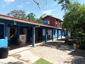 加罗帕巴Moradas Vô Ary的一排蓝色和红色的房屋