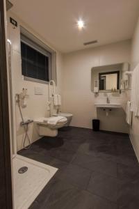 夏特林Mito Hotel的一间带卫生间和水槽的浴室