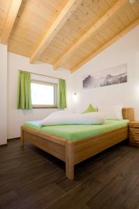 乌姆豪森Alps 3000-2的一间卧室,卧室内配有一张大床