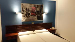 拉克鲁斯特胡玛酒店的一间卧室,配有一张床和一张红色巴士的照片
