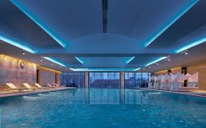 天津天津香格里拉的蓝色灯光的酒店游泳池