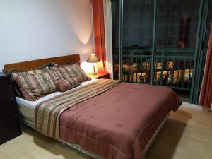 马尼拉ORTIGAS 2 Br Corner Unit With 2 Queen Across Shangrila的一间卧室设有一张床和一个大窗户