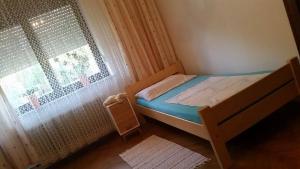 卢布尔雅那Apartment Tatjana的一间小卧室,卧室的床铺位于窗户旁