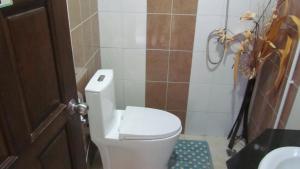 巴东拉皮卡拉宾馆的一间浴室