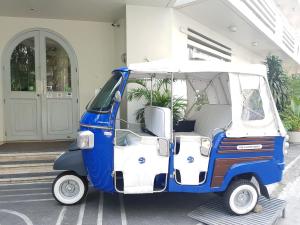 马尼拉The Clipper House的停在大楼外的一个小蓝白高尔夫球车