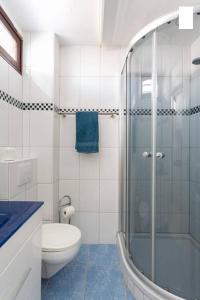 美洲海滩Olimpia的一间带卫生间和玻璃淋浴间的浴室