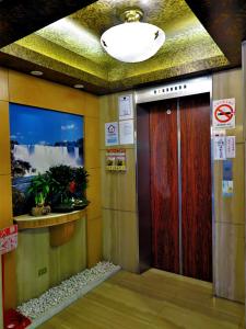 台北一等好旅店的大楼内有门的电梯