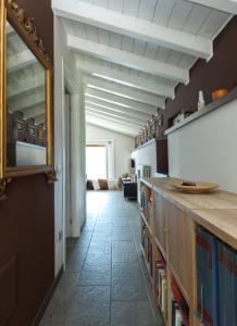 韦尔卡纳La Vedetta的墙上带镜子的走廊和客厅